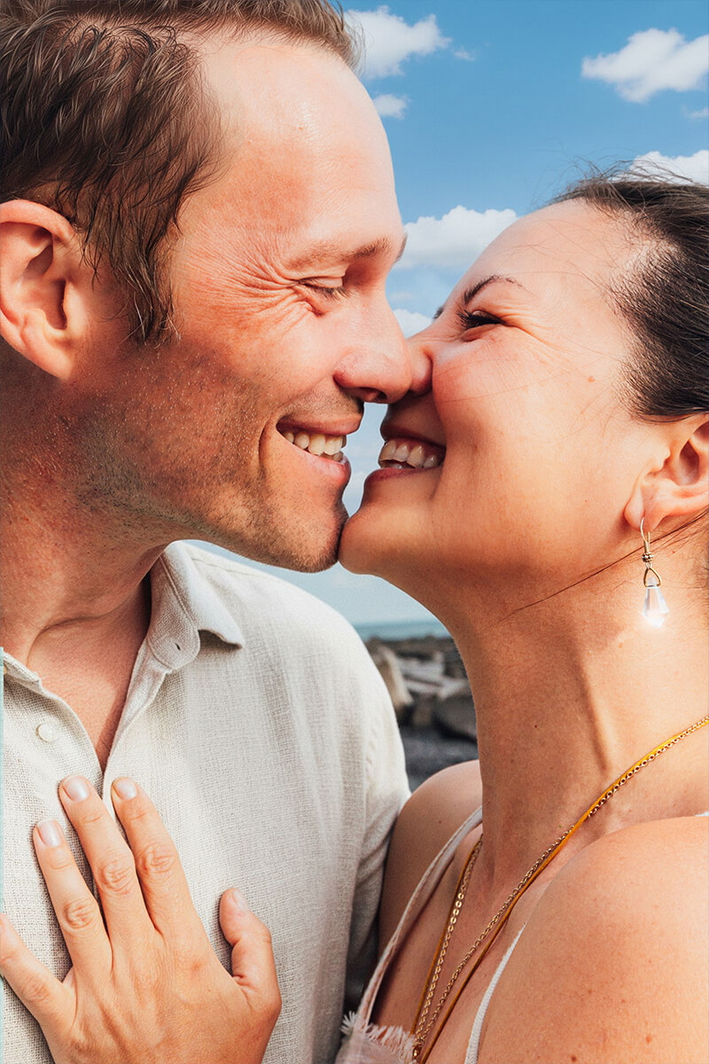 Nahaufnahme eines Paares beim Lächeln und Nasenkuss – intime und wertvolle Momente