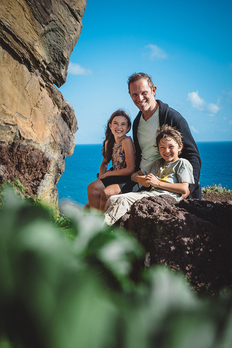 Familienfoto an der Steilküste mit Meerblick – fröhliches Outdoor-Shooting auf Madeira