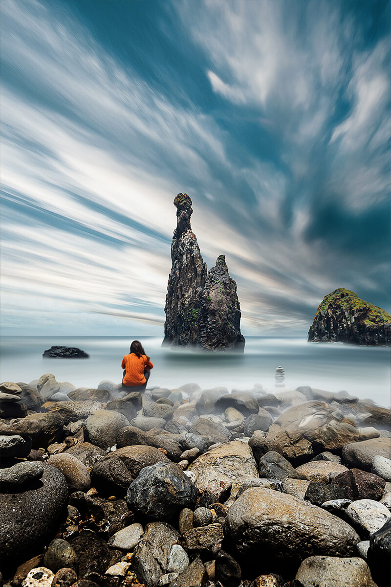 Langzeitbelichtung am Strand mit Felsen und bewegtem Himmel – stimmungsvolle Landschaftsimpression auf Madeira
